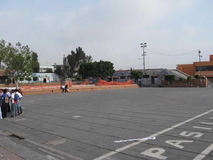 WastPlazaCdNeza.JPG en West side of plaza in front of the Palacio Municipal main government building of Ciudad Nezahualcoyotl Mexico containing statue of Nezahualcoyotl for whom the city is named Own Thelmadatter 2008-08-28 Ciudad ...