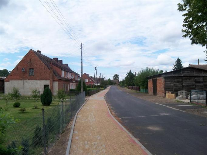 Sadkowo wieś.JPG pl widok nowej drogi przez wieś własne Brogaj 2010-07-18 Sadkowo West Pomeranian Voivodeship