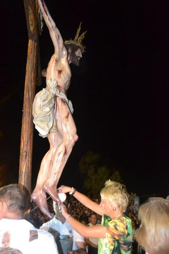 Cristo superaba el dintel de la parroquia sobre las 20.15 horas tras la primera 'levantá', realizada por la madrina del Cristo, María Pintor, &amp;quot;en honor a los que no están&amp;quot;, les animó el capataz. Ya fuera, y tras una ...