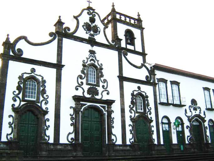 A Igreja e Hospital da Misericórdia ou igreja do Senhor Bom Jesus da Pedra, Vila Franca do Campo, ilha de São Miguel, Açores.JPG en The old Church and Hospital of the Misericórdia or Church of Senhor Bom Jesus da Pedra civil parish of ...