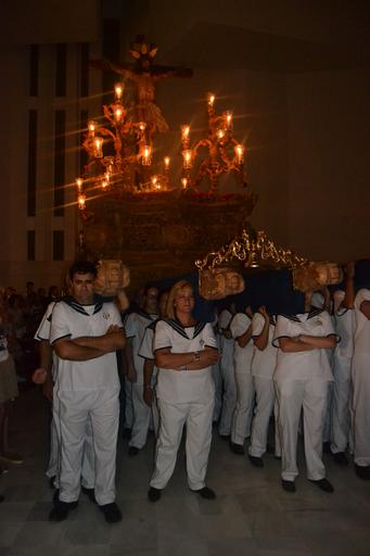 Cristo superaba el dintel de la parroquia sobre las 20.15 horas tras la primera 'levantá', realizada por la madrina del Cristo, María Pintor, &amp;quot;en honor a los que no están&amp;quot;, les animó el capataz. Ya fuera, y tras una ...