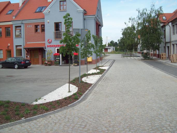 Wejście na rynek w Puszczykowie od ul. Kościelnej.jpg pl Wejście na rynek w Puszczykowie od strony ul Kościelnej own Midhir 2009-05-17 Puszczykowo
