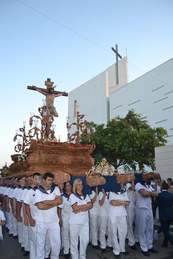 Cristo superaba el dintel de la parroquia sobre las 20.15 horas tras la primera 'levantá', realizada por la madrina del Cristo, María Pintor, &amp;quot;en honor a los que no están&amp;quot;, les animó el capataz. Ya fuera, y tras una ...