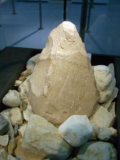 Herne Archäologiemuseum89818.jpg LWL-Museum für Archäologie Faustkeil aus Mamutknochen 280000 - 40000 v Chr; Fundort Rhede Kreis Borken; Leihgeber Manfred Tangerding Bocholt 2011-06-11 16 20 46 self-photographed Wuselig Custom license ...
