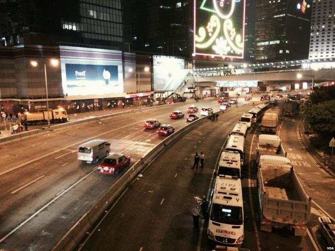 佔領者稱將堅持不合作運動(2).jpg zh 被佔領兩� �半� �的金鐘夏慤道星� �四晚� 點左右，西行線恢復� �車 2014-12-11 http //www voacantonese com/content/hk-police-cleared-operation-at-admiralty-occupy-camp-live-...