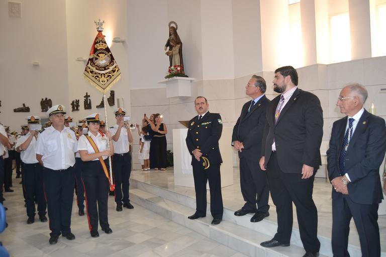 Cristo superaba el dintel de la parroquia sobre las 20.15 horas tras la primera 'levantá', realizada por la madrina del Cristo, María Pintor, &amp;quot;en honor a los que no están&amp;quot;, les animó el capataz. Ya fuera, y tras una ...