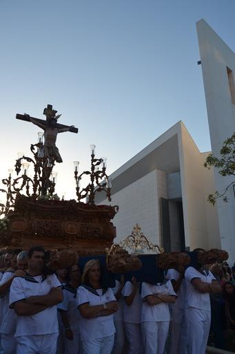 Cristo superaba el dintel de la parroquia sobre las 20.15 horas tras la primera 'levantá', realizada por la madrina del Cristo, María Pintor, &amp;quot;en honor a los que no están&amp;quot;, les animó el capataz. Ya fuera, y tras una ...