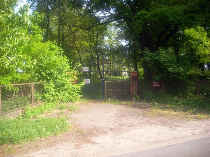 Wjazd na teren dworku.jpg pl Buszewo wjazd na teren dworku own Kichu66 Cc-zero Palace in Buszewo