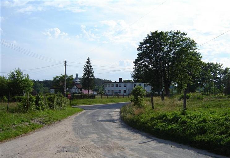 Kowalki.JPG pl Kowalki - widok na kościół i budynek dawnej szkoły własne Brogaj 2008-06-22 Kowalki West Pomeranian Voivodeship