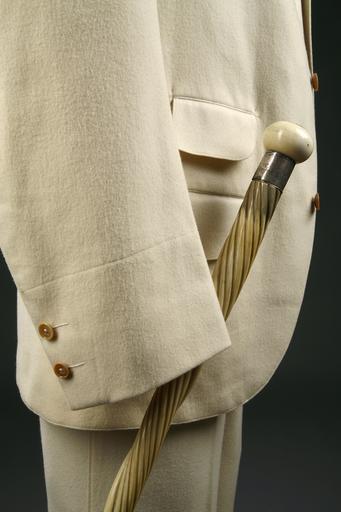 Gentlemannen - om män och mode - Hallwylska museet - 85871.tif KOSTYM kavaj- <br/><br/>Bestående av kavaj väst och byxor <br/><br/>Av vit cheviot samt med gulvita benknappar Hand- och maskinsydda <br/><br/>Kavaj Enradig livskuren med ...