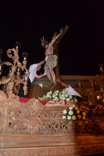 Cristo superaba el dintel de la parroquia sobre las 20.15 horas tras la primera 'levantá', realizada por la madrina del Cristo, María Pintor, &amp;quot;en honor a los que no están&amp;quot;, les animó el capataz. Ya fuera, y tras una ...