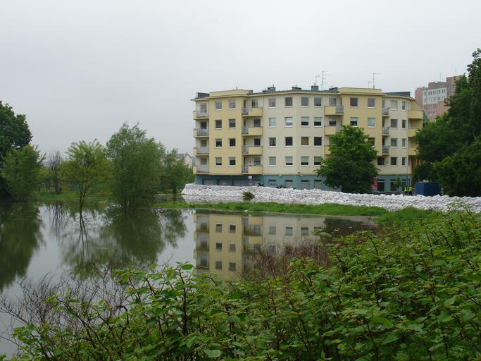 Wrocław-rzeka Sleza Kozanów 22 05 2010.JPG Rzeka Ślęza podchodzi pod osiedle Kozanów Widok od strony mostu w Pilczycach sobota 22-05-2010 przed południem own 2010-05-22 Masur 2010 flood in Wrocław Saturday 22 May 2010 flood at ...