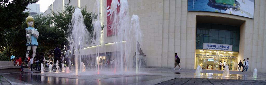 Panorama of Fountains outside Cheonan Bus Terminal.jpg en Fountains outside Cheonan Bus Terminal own Jpbarrass 2009-09-25 Cheonan