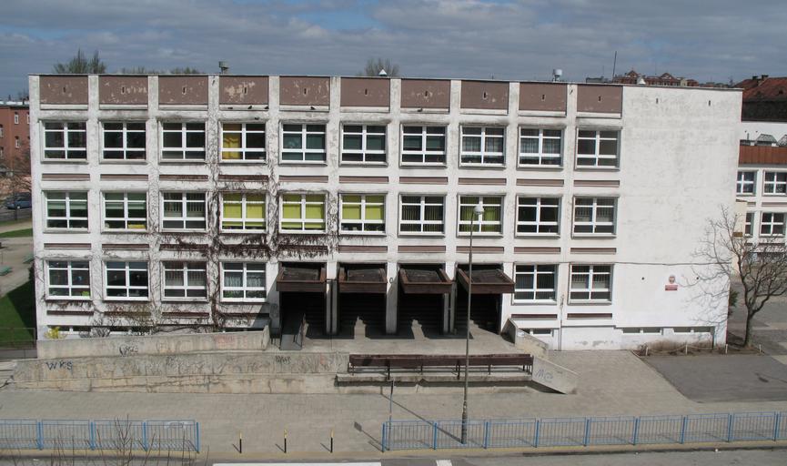 Wroclaw-SP nr 46.jpg Wrocław Szkoła Podstawowa nr 46 ul Ścinawska 21 own 2010-04 Masur Own work all rights released Public domain 46th primary school in Wrocław