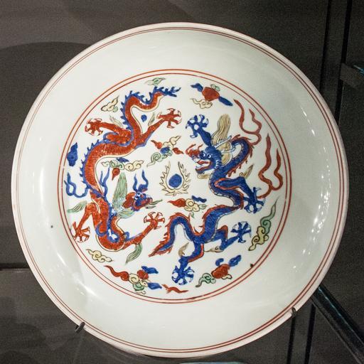 Dish with dragons chasing flaming pearls.jpg en Ming dynasty Longqing mark and period 1567-1572 own photo by Szilas in the British Museum author porcelain with �wucai decoration Museum British Museum Room 95 in the museum credit line PDF ...