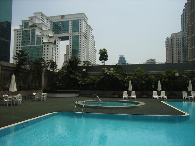 SZ Luohu Century Plaza Hotel swim pool 1.JPG zh 深� �� �鐵 沿線各站風景 Shenzhen China Author is SAMZ - 深� �新都酒店 Hotels in Shenzhen Outdoor swimming pools in China Carrianna Friendship Square Shenzhen 2006-08-22 own ...