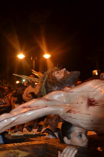 Cristo superaba el dintel de la parroquia sobre las 20.15 horas tras la primera 'levantá', realizada por la madrina del Cristo, María Pintor, &amp;quot;en honor a los que no están&amp;quot;, les animó el capataz. Ya fuera, y tras una ...